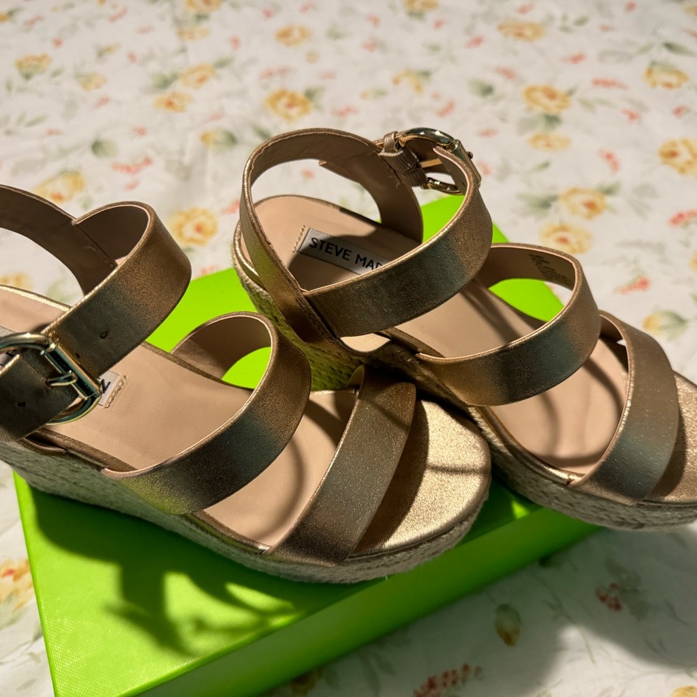 Gold espadrilles in excellent condition
